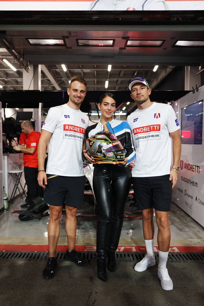 Georgina Rodríguez entre los pilotos Nico Muller y Jake Dennis