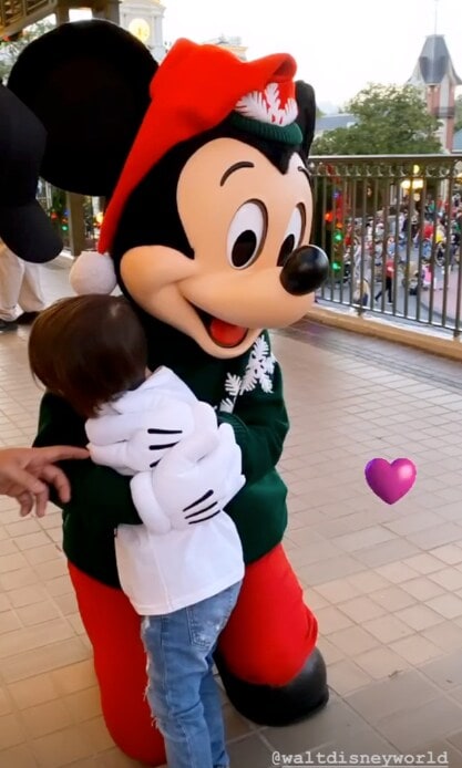 Luis Fonsi y su familia en Disney