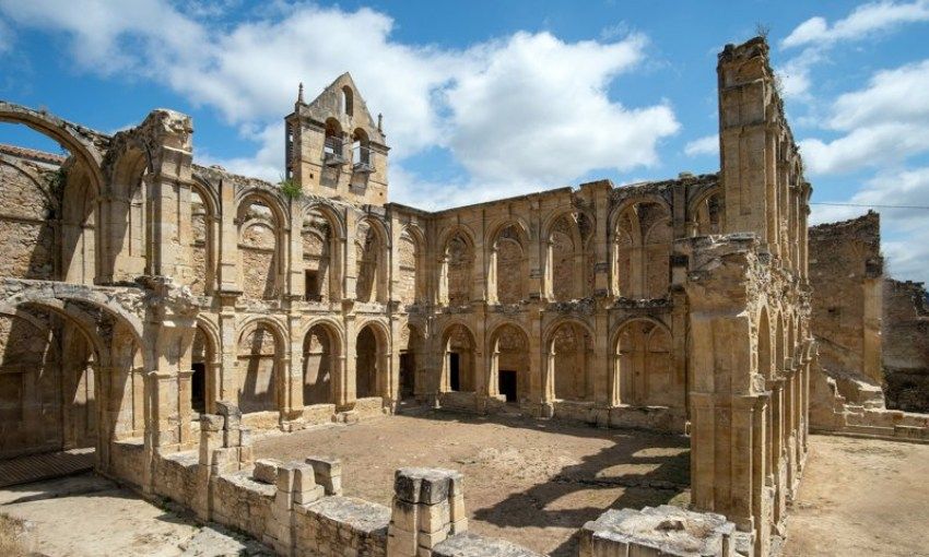 Ruinas de monasterio de Santa María de Rioseco.