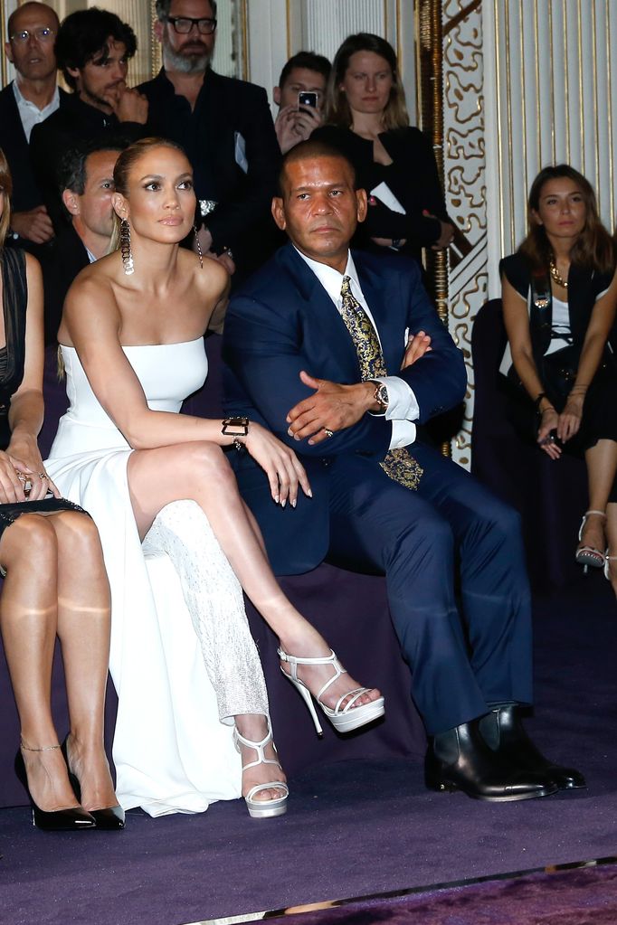 Jennifer Lopez y Benny Medina en el desfile de Versace en la Semana de la Moda de París en julio de 2014
