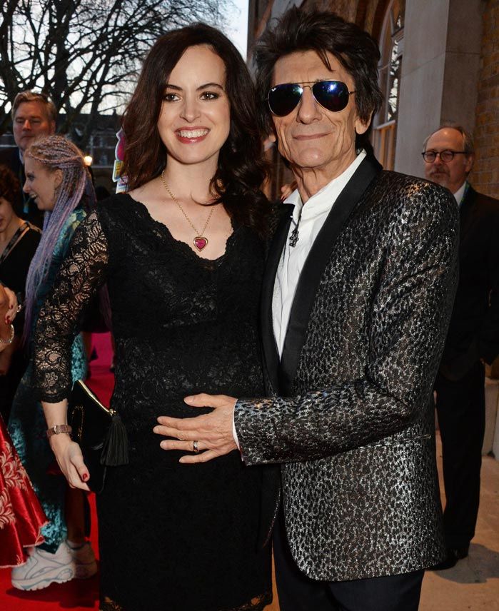 Ronnie Wood con su mujer, Sally Wood, que espera mellizos
