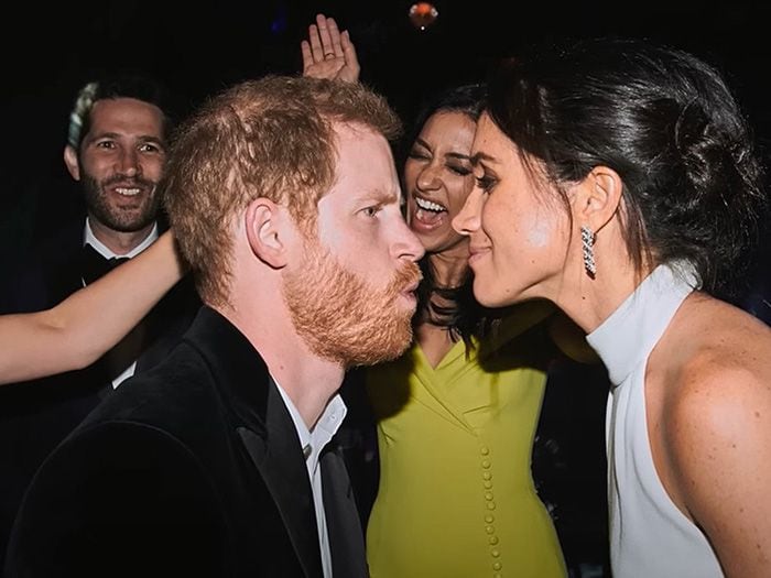 El príncipe Harry y Meghan Markle divirtiéndose en su boda 