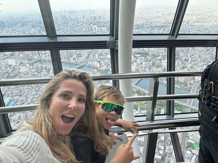 Elsa Pataky con su hijo en Japón