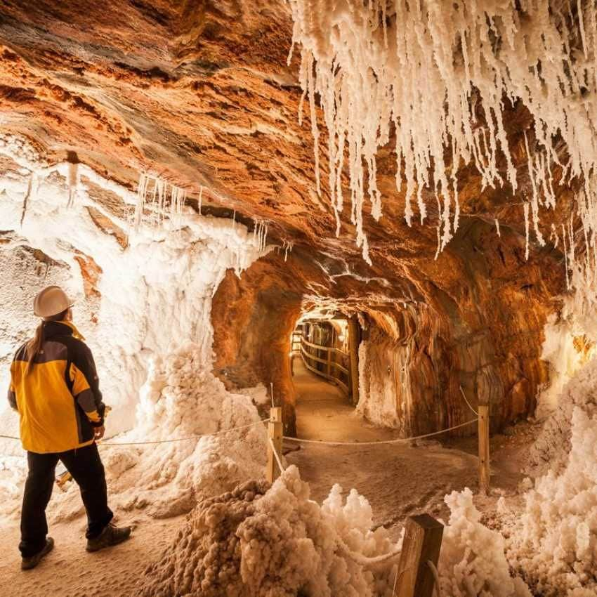 Durante la visita al interior de la Montaña de Sal se observan infinidad de estalactitas y estalagmitas en sus salas.