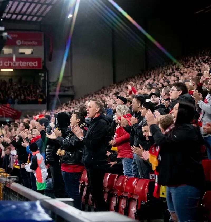 Afición Manchester United apoyando a Cristiano Ronaldo tras la muerte de su bebé