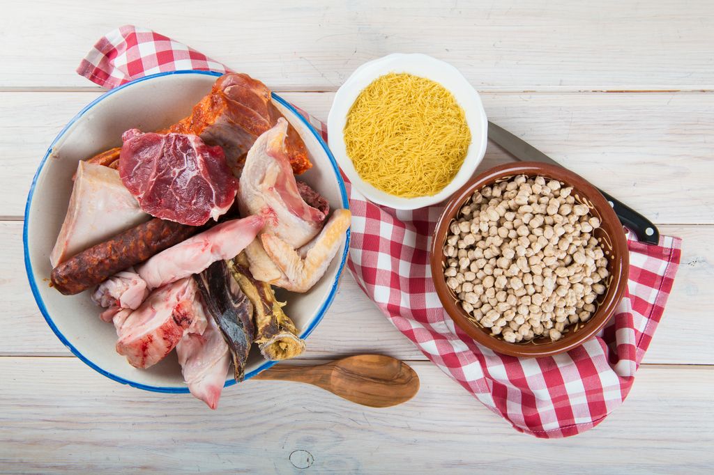 El cocido madrileño lleva carnes, verduras, garbanzos y fideos para la sopa