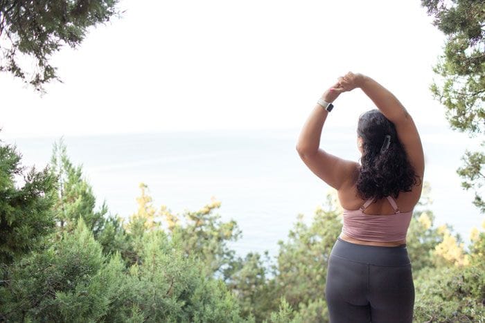 mujer haciendo yoga al aire libre