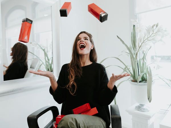 Chica con productos para el cabello