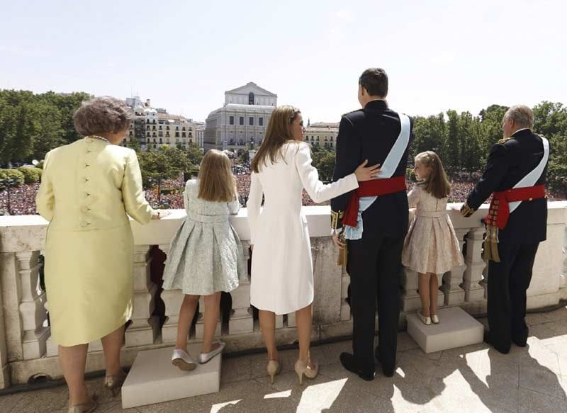 La Familia Real saludando desde el balcón del Palacio Real tras la proclamación de Felipe VI