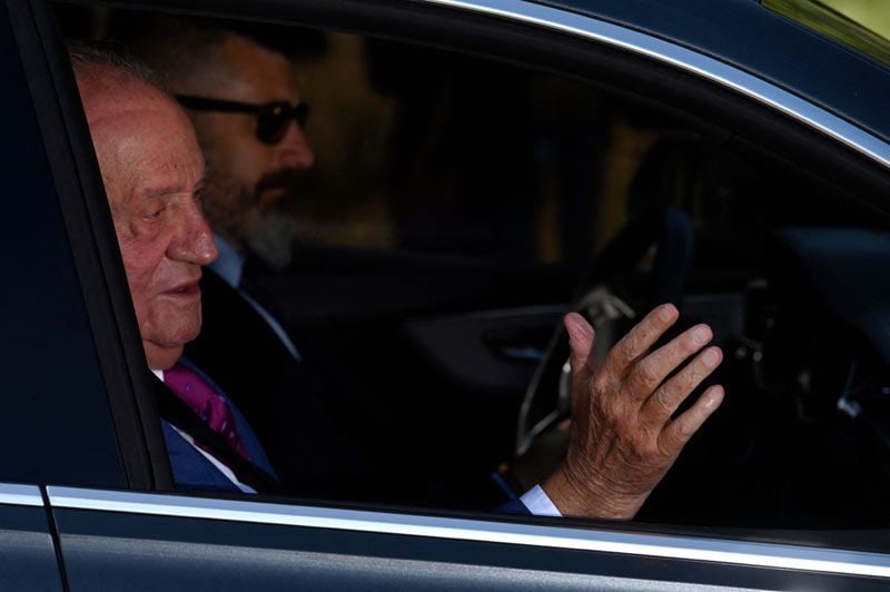 Don Juan Carlos saluda a su llegada a Zarzuela