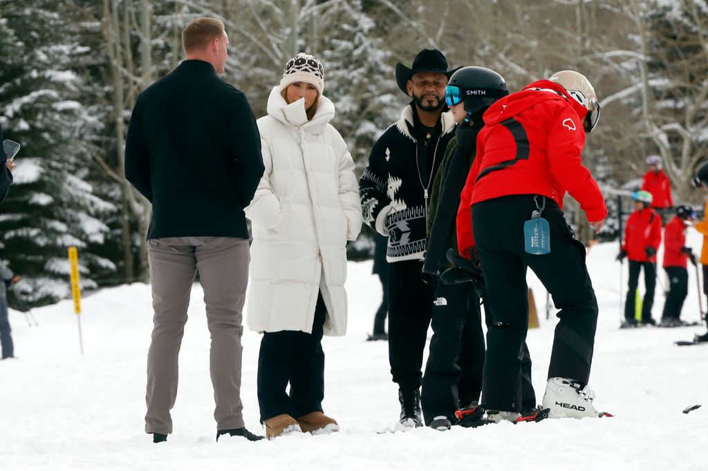 Jennifer Lopez con su grupo de seres queridos y su guardaespaldas en Aspen