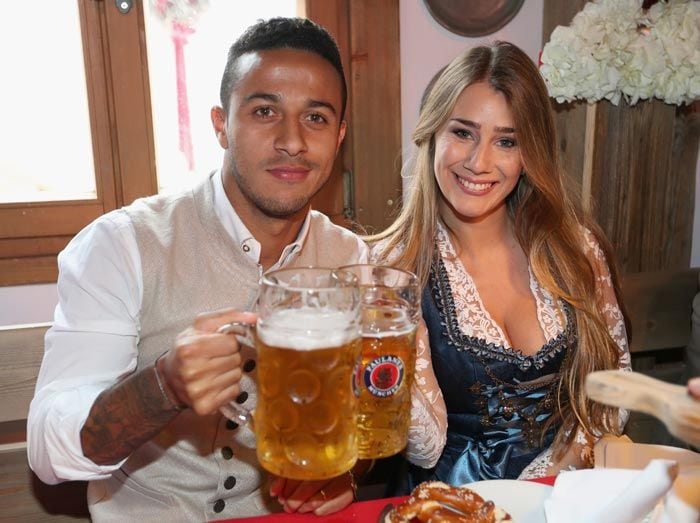 El futbolista Thiago y su mujer Julia Vigas se unieron a los compañeros de Thiago en esta cita anual en la que el equipo disfruta de su tiempo libre
