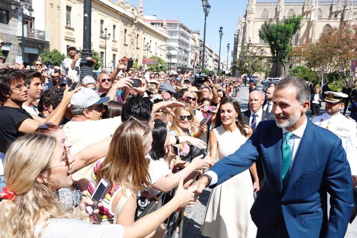 Los Reyes recuerdan en Sevilla 'el viaje más largo del mundo'