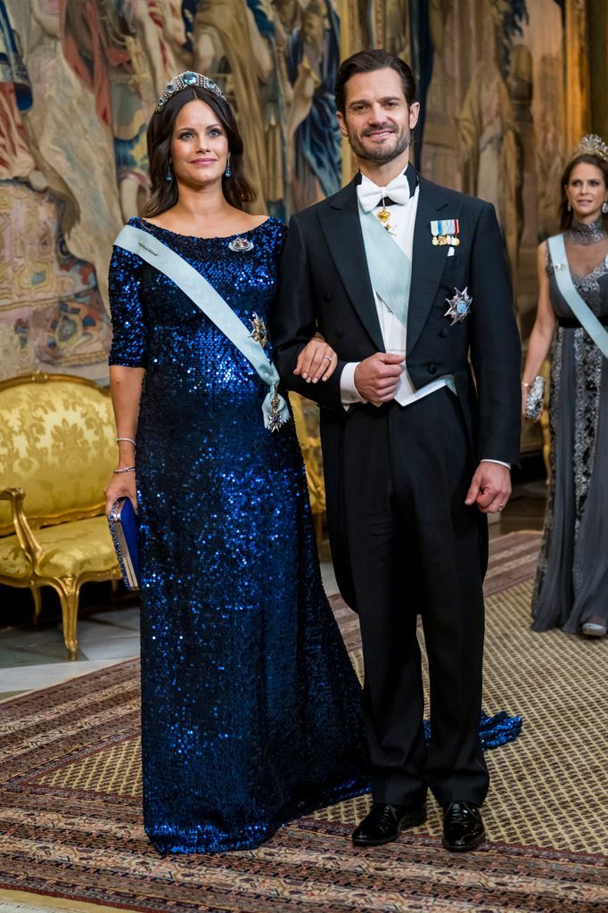 La Princesa Sofía y el Príncipe Carl Philip en una cena en honor a los Laureados del Premio Nobel.