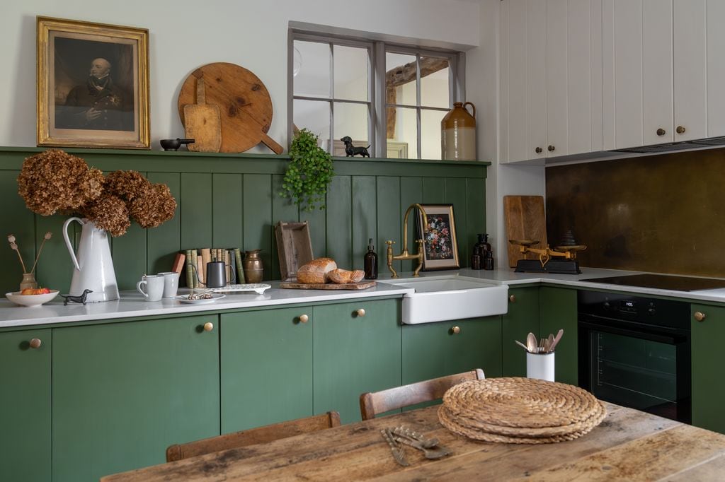 Cocina clásica con muebles verdes