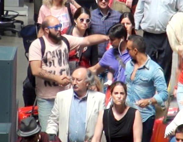 Los hermanos se encontraron casualmente en la estación de tren y se pararon un momento a saludarse
