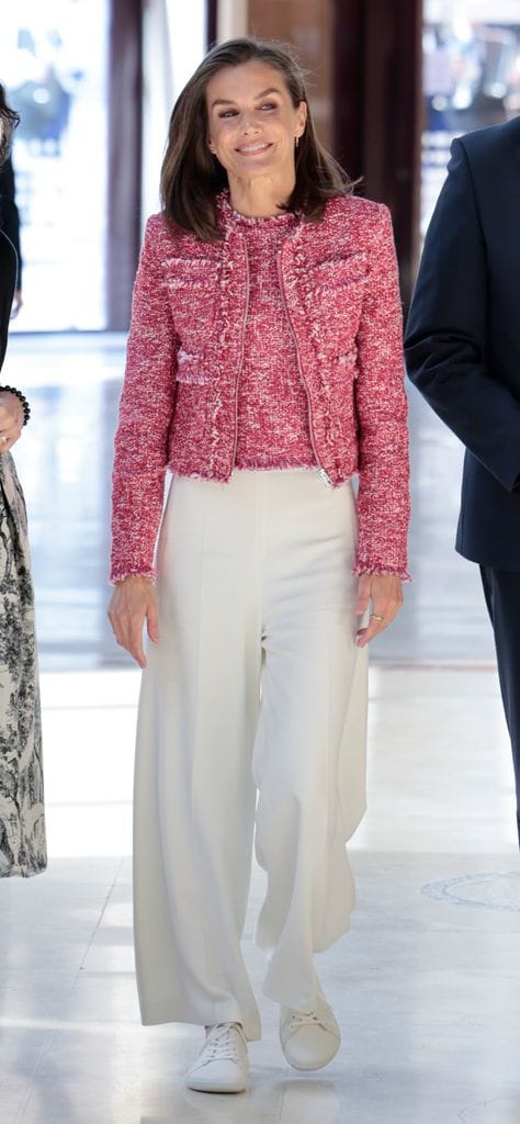 Reina Letizia con chaqueta de tweed roja