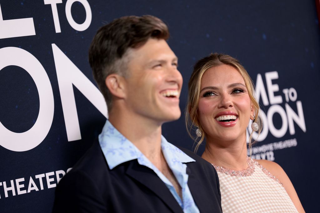 Scarlett Johansson y Colin Jost en el estreno de 'Fly Me To The Moon' en el AMC Lincoln Square Theater de Nueva York el 8 de julio de 2024