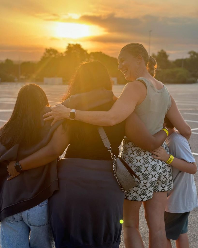 Anne Igartiburu con sus tres hijos, Noa, Carmen y Nicolás