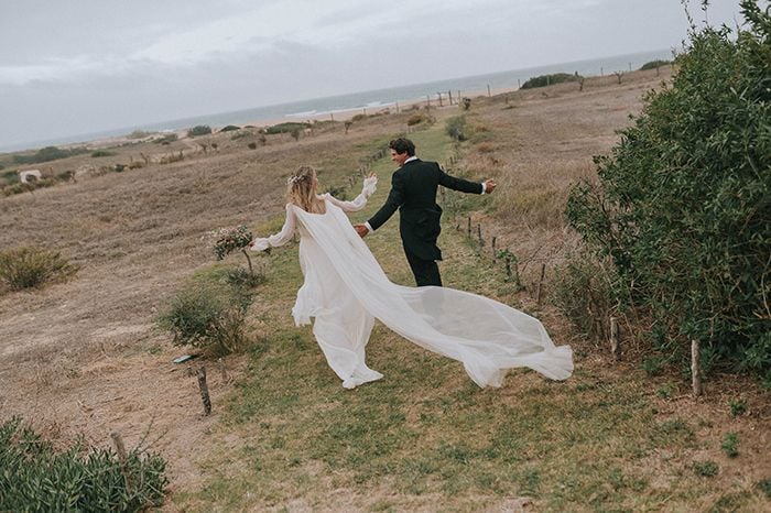 Vestido de novia bohemio con capa