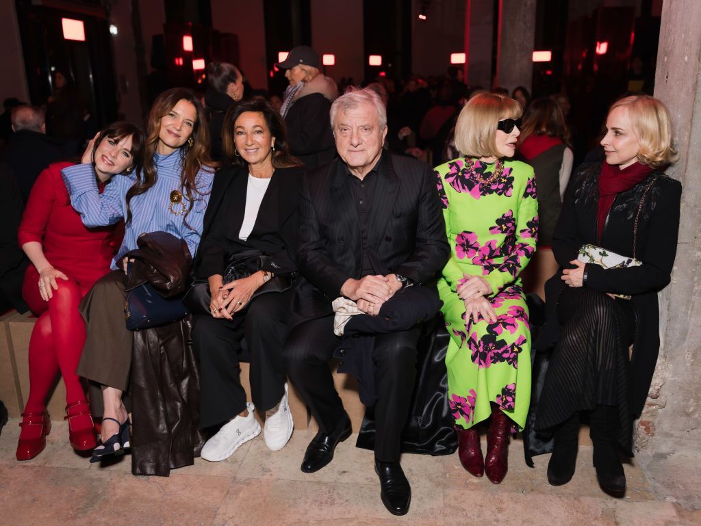 Zooey Deschanel, Katie Holmes, Katia Toledano, Sidney Toledano, Anna Wintour y Sarah Mower asisten al desfile de moda masculina Otoño-Invierno 2025/2026 de Patou como parte de la Semana de la Moda de París el 26 de enero de 2025 en París, Francia.