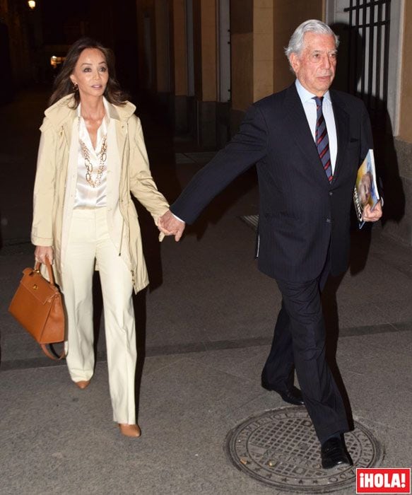 Isabel Preysler y Mario Vargas Llosa a su llegada a la Real Casa de Correos de Madrid
