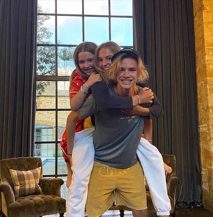  Romeo Beckham, la foto más familiar y divertida con sus 'dos princesas'