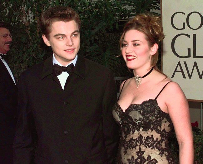 Leonardo DiCaprio y Kate Winslet en la alfombra roja de los Globos de Oro en el año 1997