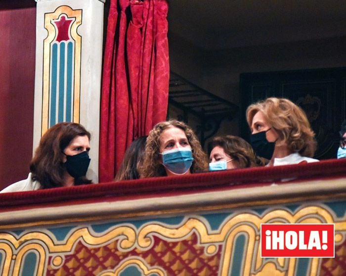 La infanta Elena y su hija reaparecen en Sevilla tras visitar a don Juan Carlos en Abu Dabi