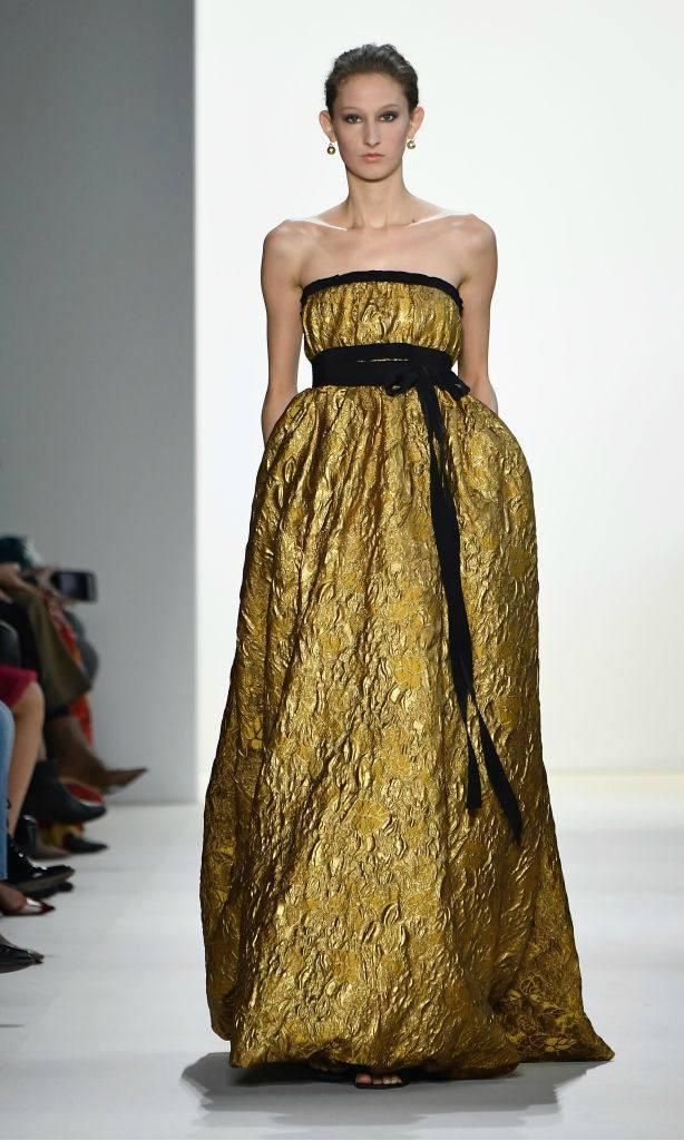 vestido dorado y strapless de brock collection