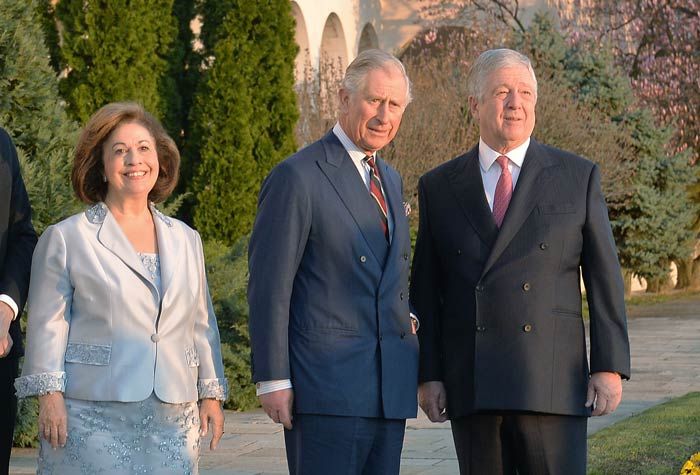 Alejandro de Serbia y su esposa con Carlos III