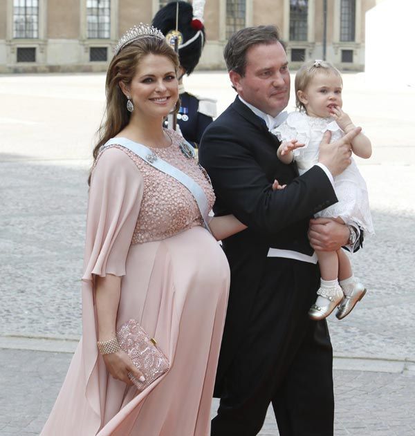 La princesa Magdalena de Suecia y Chris O'Neill junto a la princesa Leonore en la boda del príncipe Carlos Felipe 
