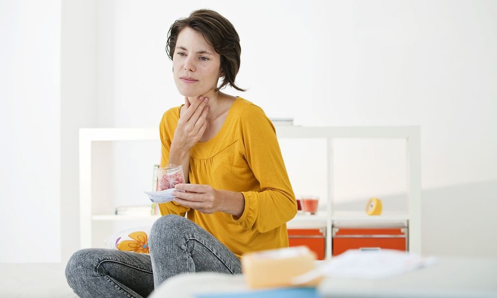 Mujer con dolor de garganta