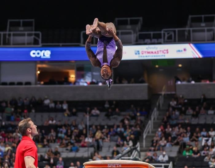 Simone Biles en plena acrobacia