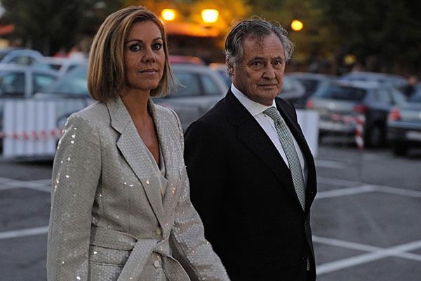 La secretaria general del PP, María Dolores de Cospedal, acompañada por su marido, Ignacio López del Hierro, acudió a la boda de Javier Maroto y José María Rodríguez que tuvo lugar en Vitoria
