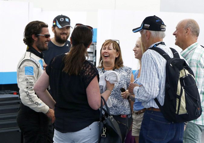 Carlos Felipe de Suecia charla con sus suegros, Erik y Marie Hellqvist, con su cuñada Sara y el novio de esta. También están presentes otros dos acompañantes que podrían pertenecer al círculo de la familia Hellqvist
