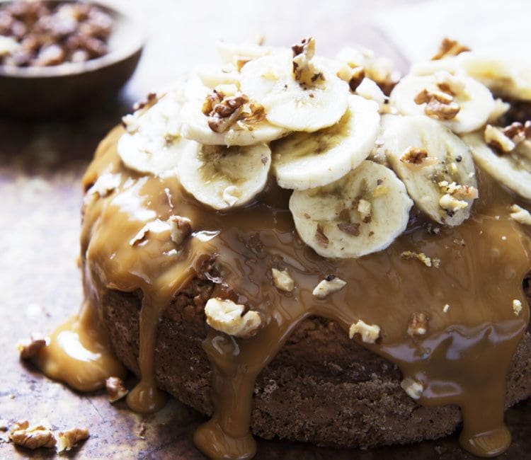 Bizcocho de avena y nueces con dulce de leche y plátano