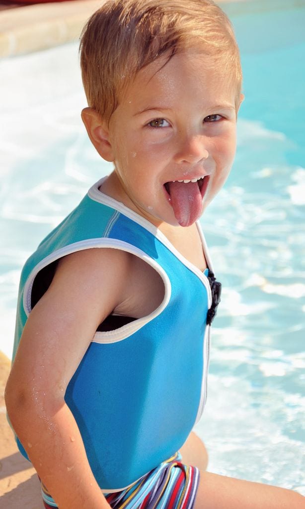 Niño con chaleco de flotación