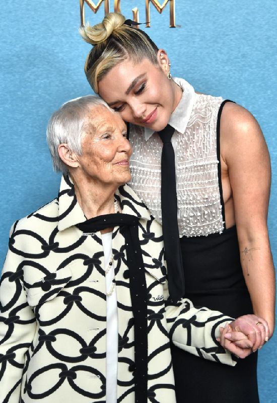 Florence Pugh junto a su abuela