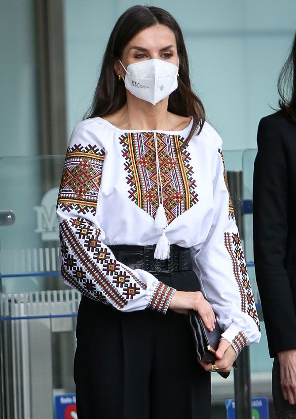 Doña Letizia con una blusa bordada