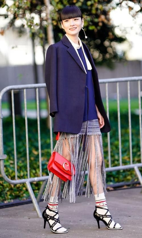 look de street style con blazer oversized azul marino