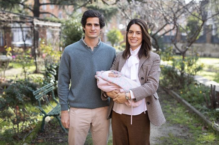 sofia palazuelo y fernando fitz james con su hija recién nacida