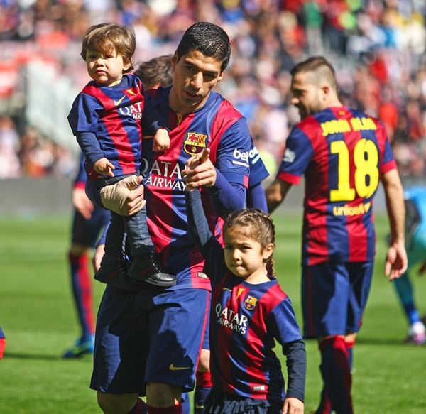 Luis Suárez celebró con sus hijos Benjamín y Delfina el triunfo de su equipo
