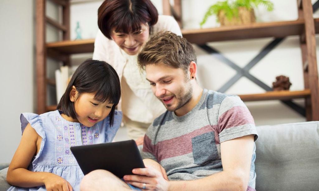 Familia viendo el tablet