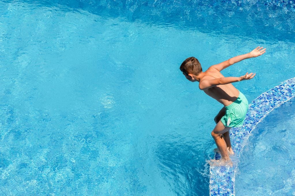 Niño tirándose a la piscina