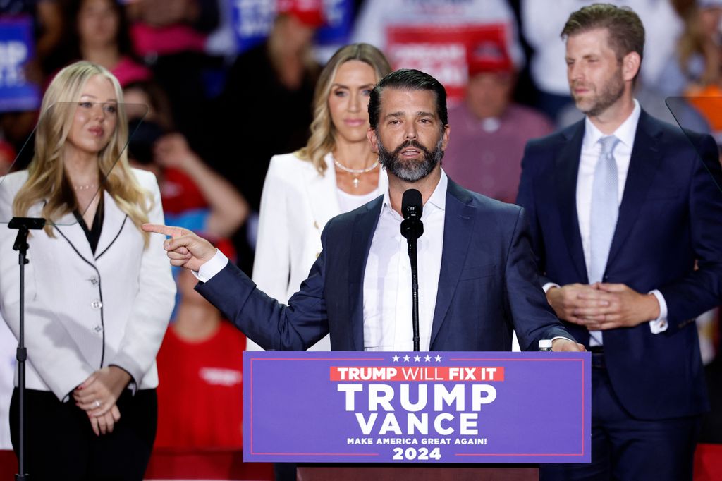 Donald Trump Junior habla en un mitin de su padre