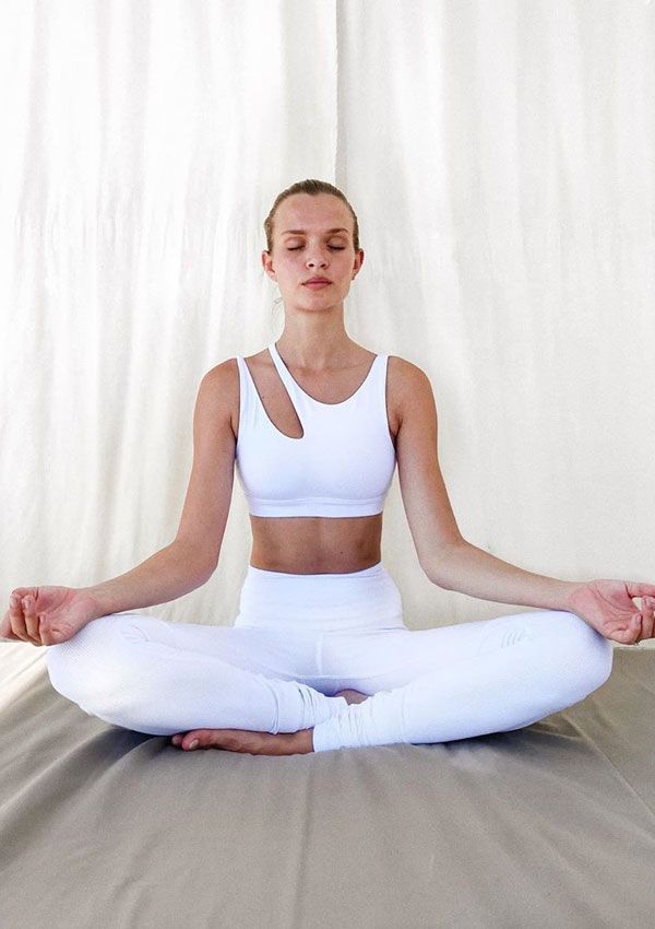 Josephine Skriver meditando