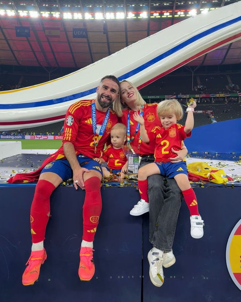 Daphne Cañizares con Carvajal y sus hijos en la Eurocopa 2024