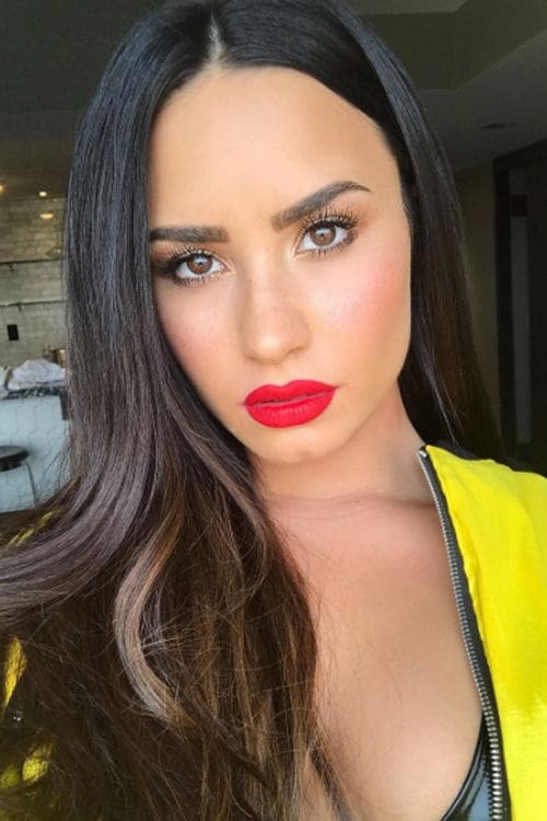 celebrities que usan pestañas postizas: Demi Lovato