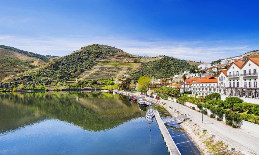 pueblo de pinhao junto al rio duero portugal